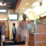 なにこのおばちゃん。SUBWAYに全裸の女性あらわる。