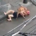 路上で凶暴なピットブルに襲われる男の動画。