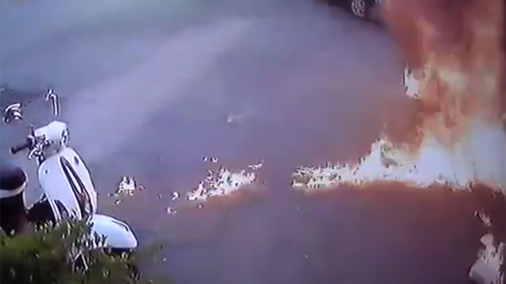 【閲覧注意】ガソリンを浴び、焼身自殺した男のグロ動画。