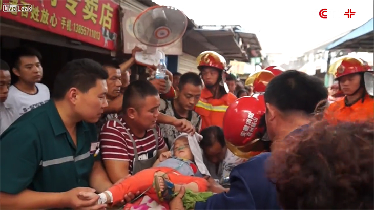 【閲覧注意】幼児の左腕、”肉挽き器”に巻き込まれてしまったグロ動画。