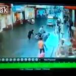 浸水した道路で3人が感電死した動画。