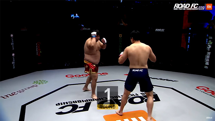 MMAの試合中、韓国人選手が中国人選手に “ヤバ過ぎる金的” をかます映像。