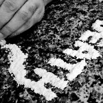 ヤバ過ぎる女。街中で暴れる様子が “化け物” じみている映像。