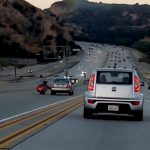 バイクにムカついて幅寄せしたら “とんでもない事故” を起こしてしまった車。