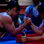 アームレスリングの生放送中に女性の腕が折れてしまうグロ動画。