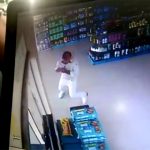 【閲覧注意】あまりにも “理不尽な理由” で頭を撃ち抜かれてしまうグロ動画。