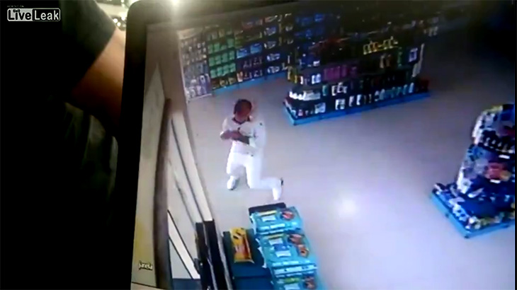 【閲覧注意】あまりにも “理不尽な理由” で頭を撃ち抜かれてしまうグロ動画。