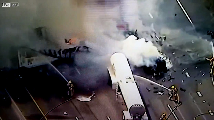 【閲覧注意】事故現場をヘリでTV中継してたら “ヤバ過ぎるもの” が映ってしまう。