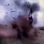 【閲覧注意】ISIS兵士の最期。体に巻いた爆弾で自爆するグロ動画。