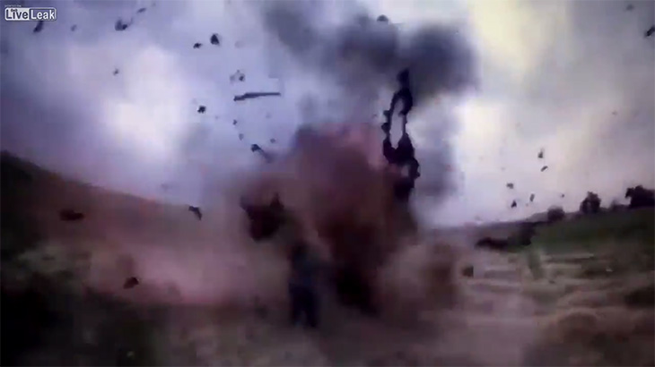 【閲覧注意】ISIS兵士の最期。体に巻いた爆弾で自爆するグロ動画。