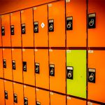 赤ちゃんを “コインロッカー” に入れてプールで遊ぶ家族。