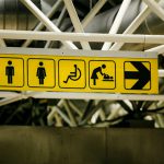 空港のトイレで捕まえた素っ裸のレイプ犯。怯え泣く女性被害者。