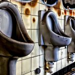 ノルマ達成できなかった社員に “便器の水” を飲ませる会社が問題に。