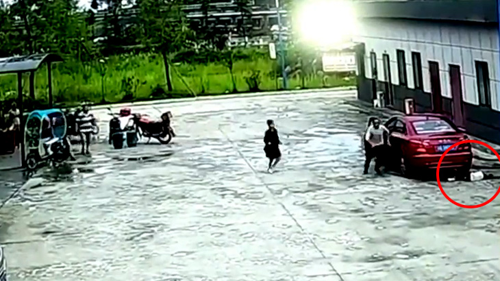 【閲覧注意】8歳の娘を “車で轢いてしまった” 父親のグロ動画。