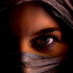 イスラム圏の女性が “布” で体を隠さないとどうなるか → こうなる。