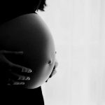 17歳で妊娠してしまった女の子、母親にマウントとられてボコボコにされる。