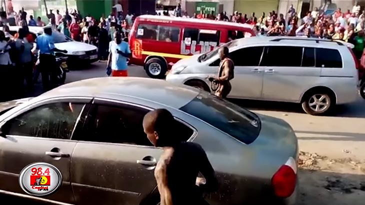 車を盗んだ男、黒魔術により全裸になって踊り始める。