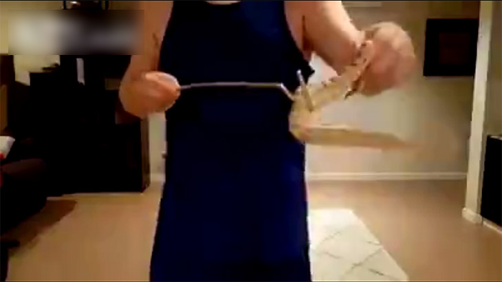 バカ「毒蛇とか余裕だわｗ余裕すぎるわーｗｗ」→ 手を咬まれた結果･･･。