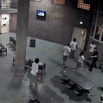 刑務所内での「囚人」と「刑務官」のケンカ映像。