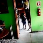 狙いはあくまでターゲットのみ。子供をどかして男を撃ち殺すヒットマン。