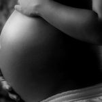 【閲覧注意】妊婦の女性、”路上で立ったまま” 赤ちゃんを産んでしまう。