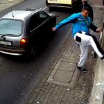 店の窓ガラスを叩き割る男 → 逃げた直後に車に轢かれる映像。