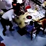 レストランの店員、鍋をこぼして熱湯を子供に浴びせてしまう。