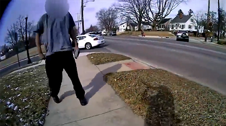 警察官に「俺を殺せ！」と言い寄る男の映像が怖すぎる･･･。