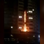 18階建てマンションの1階から火があがり、あっという間に屋上まで燃え移る恐ろしい火事映像。