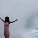 女の子「荒波をバックに私を撮って♪」→ 全身裂傷。