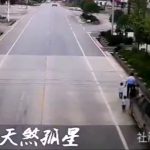 【閲覧注意】6人家族、車に轢かれ “幼い男の子を残して” 全員死亡したグロ動画。
