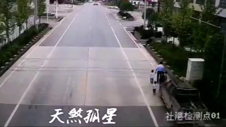 【閲覧注意】6人家族、車に轢かれ “幼い男の子を残して” 全員死亡したグロ動画。