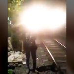 “通過する電車スレスレ” で写真を撮りSNSにアップしたかった少年の末路。