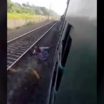 インドの電車から身を乗り出す “あれ” で即死する男。