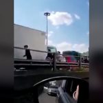 イタリアで発生したスクールバスのハイジャック事件。逃げ惑う人々の映像。