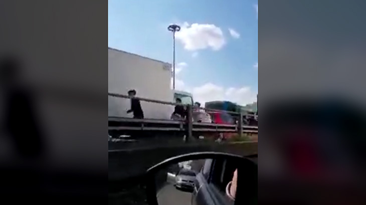 イタリアで発生したスクールバスのハイジャック事件。逃げ惑う人々の映像。