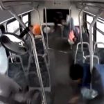 パトカーに追われた車がバスに追突。乗客3名が死亡したバスの車内映像。