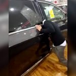 車の自動ドアセンサーの安全性をアピールする店員 → とんでもないことに･･･。