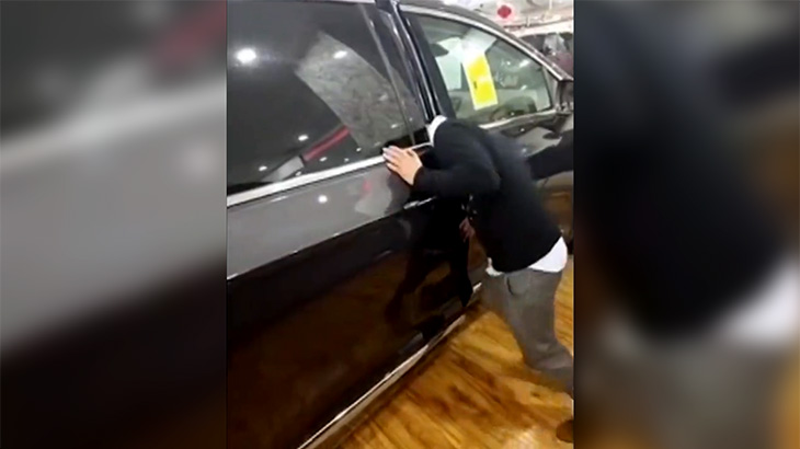 車の自動ドアセンサーの安全性をアピールする店員 → とんでもないことに･･･。