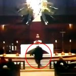 テレビで教会のミサを中継中、司祭がナイフで刺されてしまう放送事故映像。