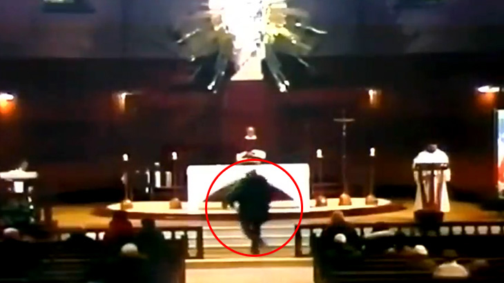 テレビで教会のミサを中継中、司祭がナイフで刺されてしまう放送事故映像。