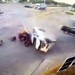 車の衝突事故。転倒したピックアップトラックから18人も飛び出してくる映像。