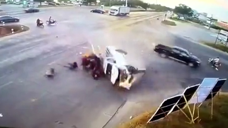 車の衝突事故。転倒したピックアップトラックから18人も飛び出してくる映像。