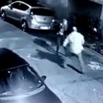 強盗「夜道を1人で歩いてるオンナ襲ったろ！」→ 非番の警察官でした。