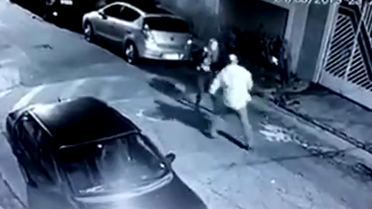 強盗「夜道を1人で歩いてるオンナ襲ったろ！」→ 非番の警察官でした。