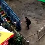 小さな男の子が父親の “言い付け” を守らなかった結果 → 棒で殴られまくる。