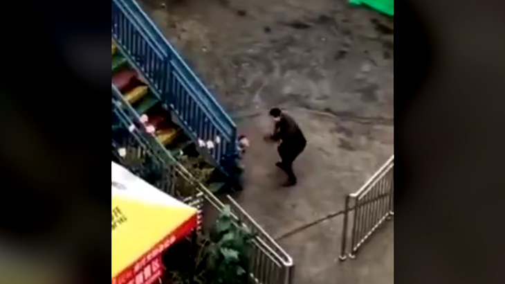 小さな男の子が父親の “言い付け” を守らなかった結果 → 棒で殴られまくる。