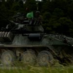 装甲車でドリフトかますロシア人。装甲車ってこんなに速いのか･･･。