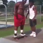 【閲覧注意】スケボーで “足折れる” グロ動画2本。