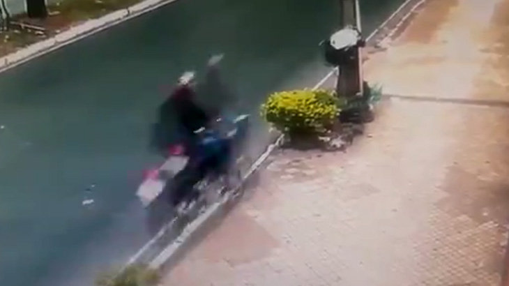 バイクで自損事故をおこした男、即死。